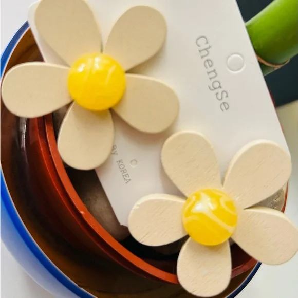 ChengSe Korean Fashion Chic Daisy stud Yellow & Cream Fashion Earrings - Picture 6 of 6